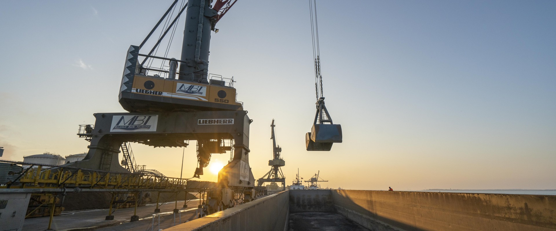 Rubble from the Rail Bypass Project Evacuated by Barge