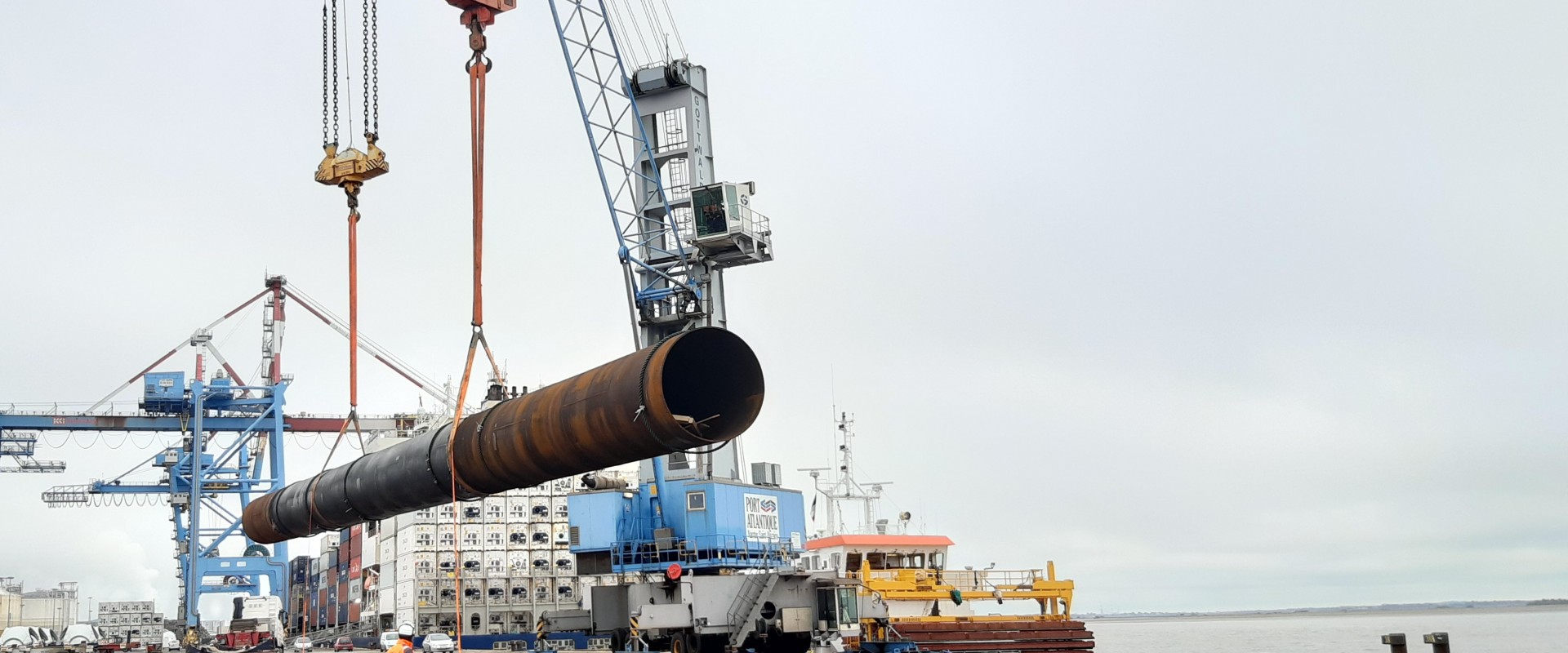 Déchargement des tubes du poste à liquides de Montoir de Bretagne